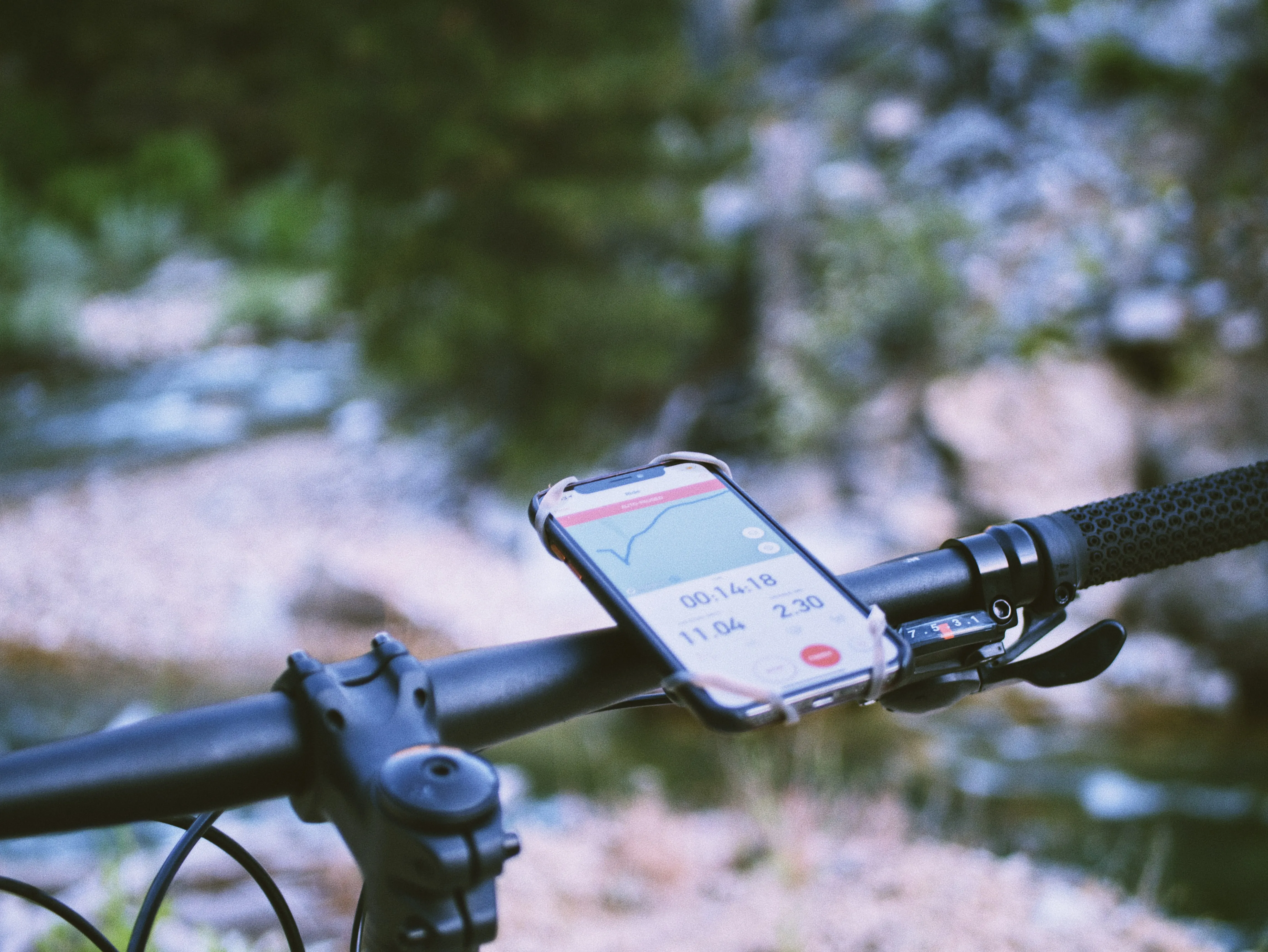 Biker riding with Strava active on phone attached to steering wheel